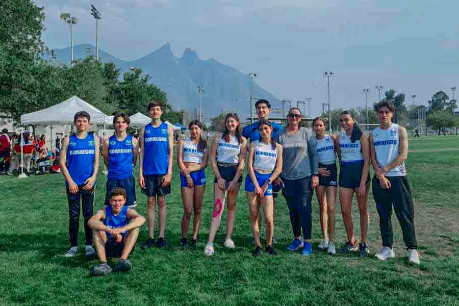 Borregos de Chihuahua celebrando su victoria en una competencia nacional de atletismo