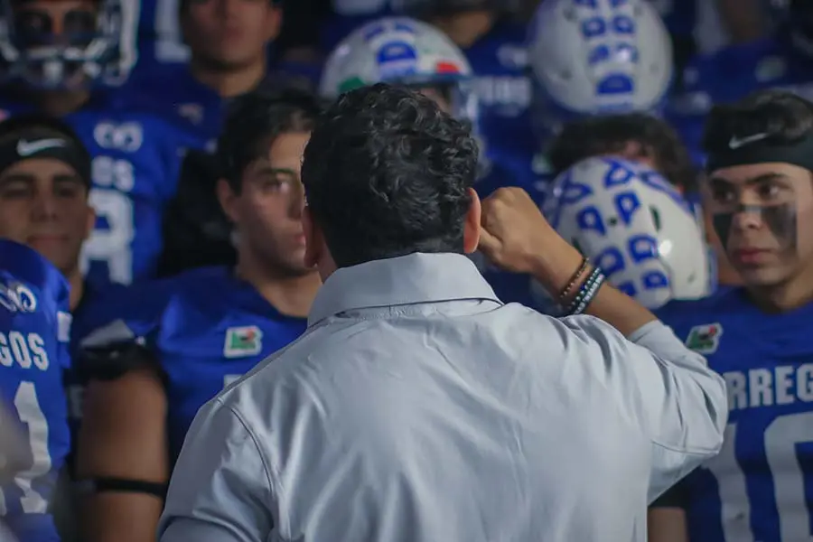 El coach de Borregos CEM, Mario Acevedo, motivando a sus jugadores.