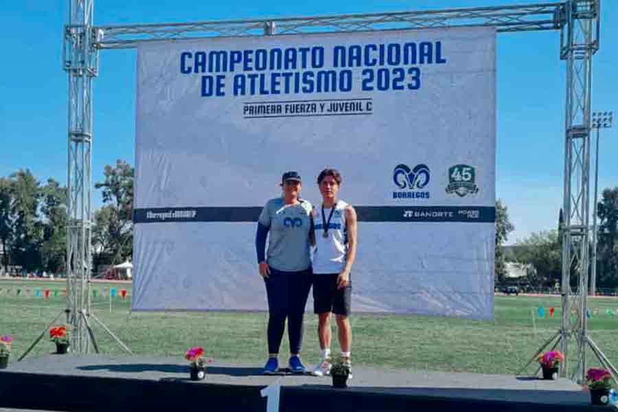 Borregos de Chihuahua en el podio con sus medallas tras su éxito en la competencia nacional de atletismo