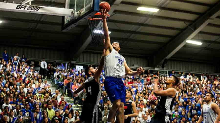 Basquetbolista de Borregos encestando