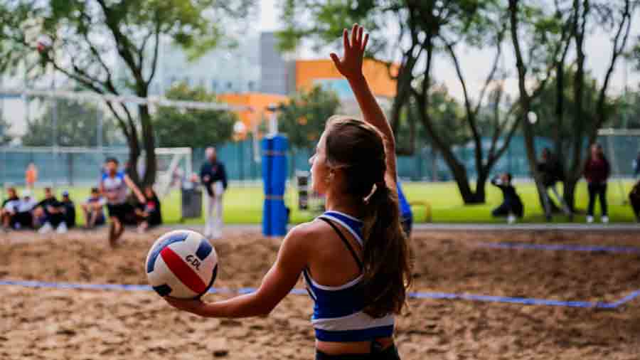 Joven sosteniendo balón de voleibol a punto de saque