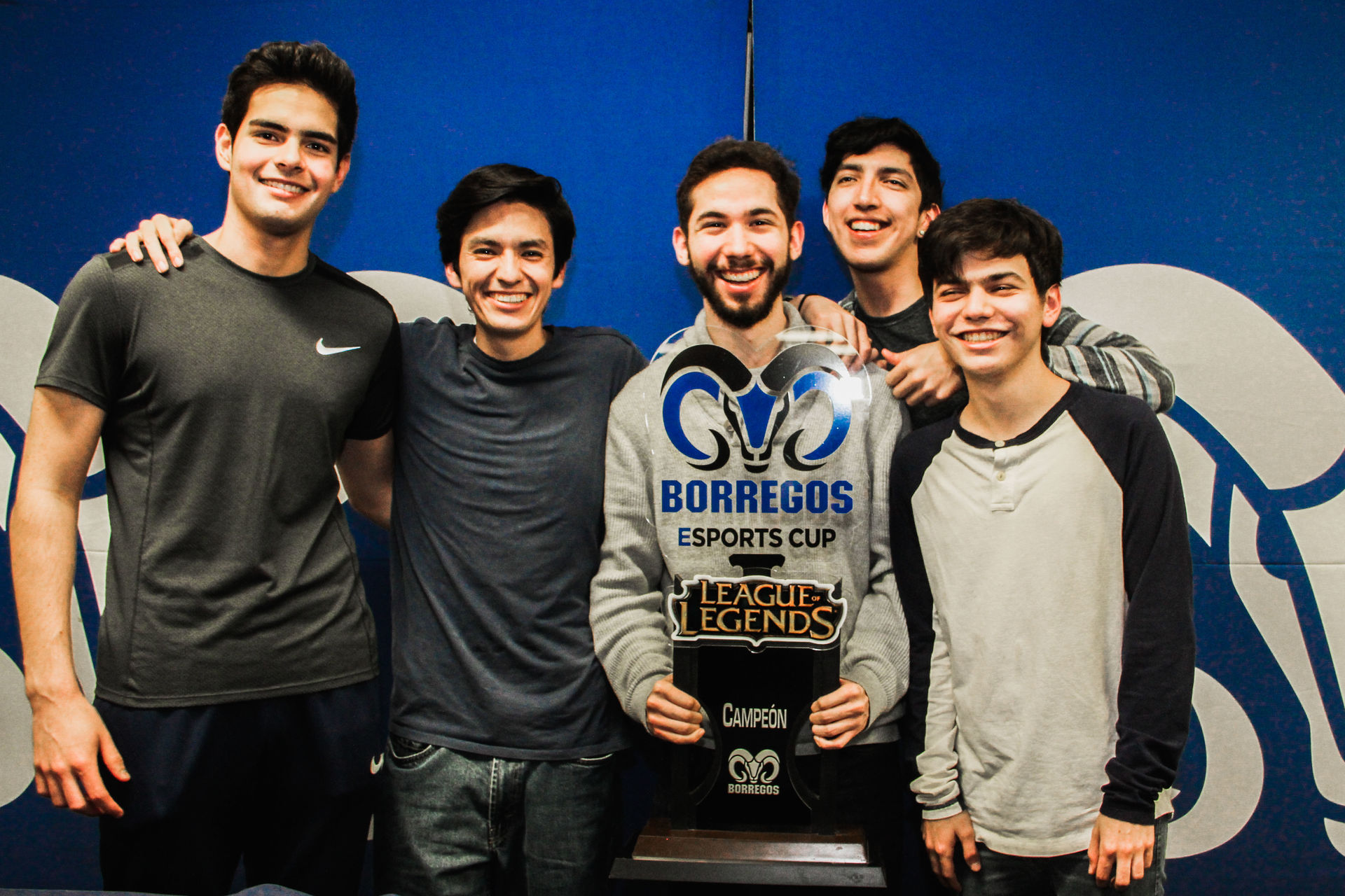 Equipo Absolution recibe el trofeo de campeón