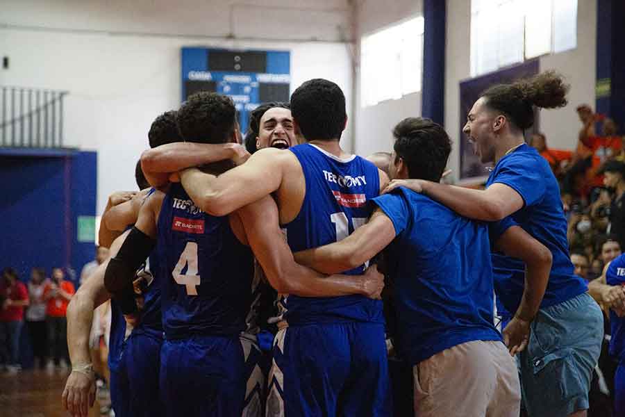 Borregos Monterrey de Basquetbol celebrando campeonato de 8 grandes