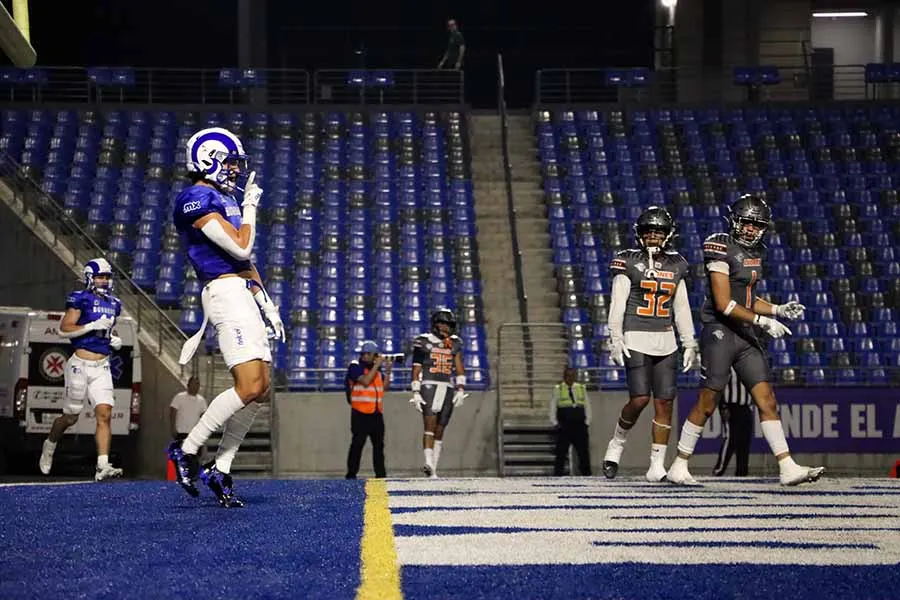 Jugador de Borregos Monterrey en partido contra Leones Anahuac.