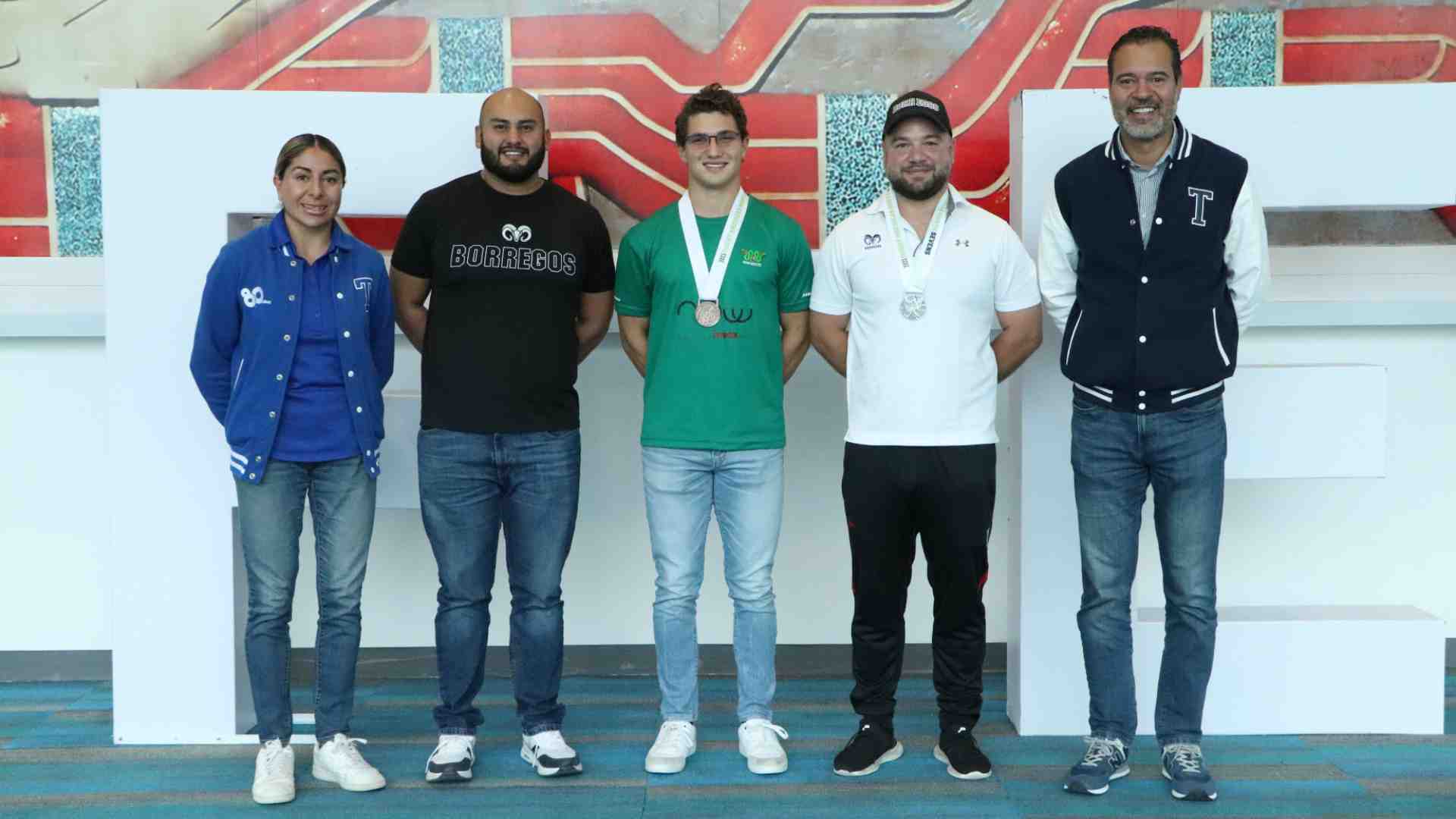 Representantes de Borregos Puebla de rugby con directivos