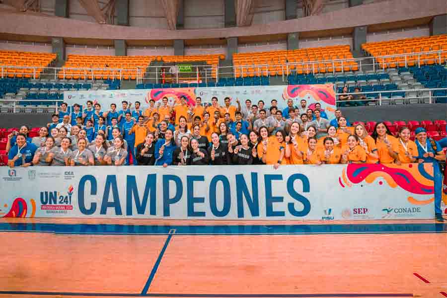 Jugadoras del equipo de voleibol femenil del Tec Chihuahua recibiendo apoyo del público durante la Universiada Nacional 2024