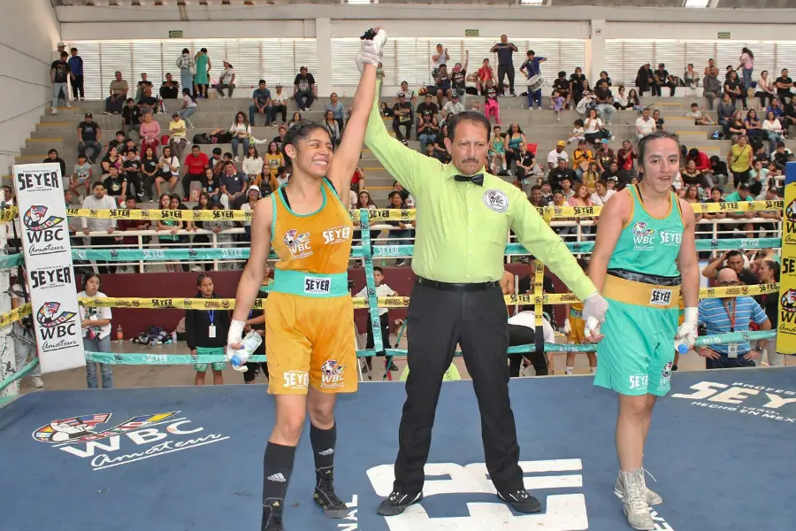 Camila en competencia de boxeo.