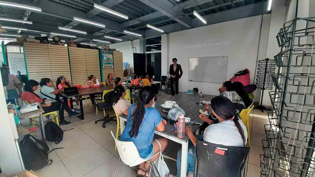 Asesoría legar a emprendedoras, impatida en Colmenas de Zapopan por el Tec Guadalajara.