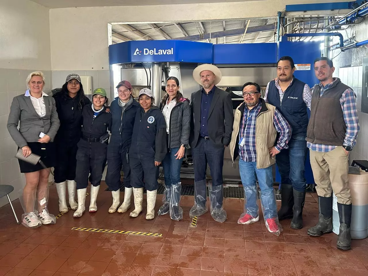 Docentes y estudiantes en el establo lechero de Campo AgroExperimental