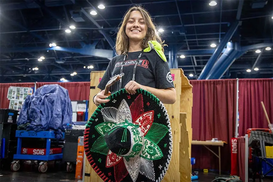 camila una mariachi en el mundial de robótica