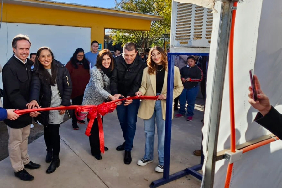 El profesor Camilo Lozoya del Tec Chihuahua inaugura un invernadero automatizado con autoridades escolares en comunidad del municipio de Chihuahua.