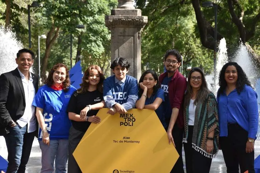 De izq, a dcha.: Pablo, Lupita, Andrea, Emmanuel, Thal&iacute;a, Victor, Diana y Melissa; equipo creador y directores del Pabell&oacute;n Alae. Foto: Fernanda Portillo.