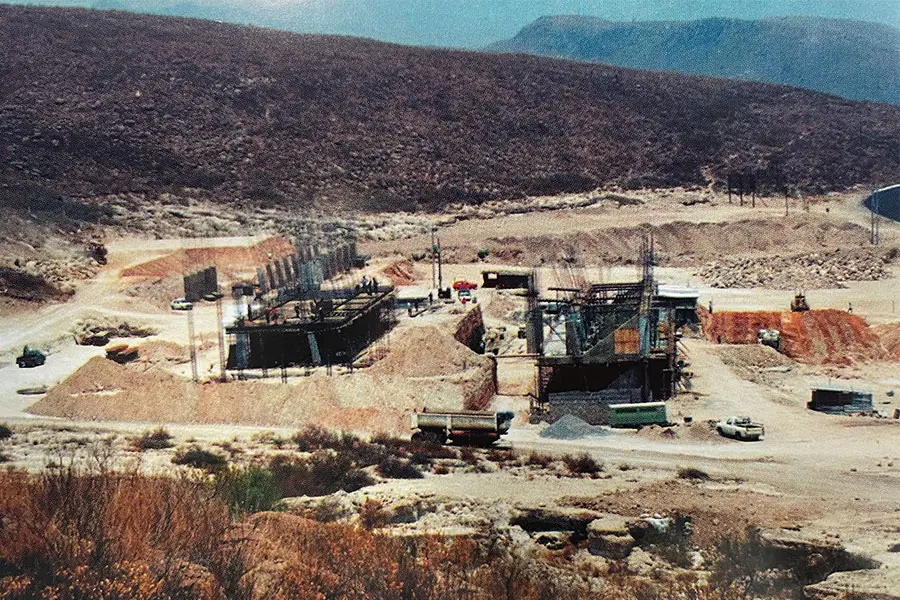 Inicia construcción del nuevo campus (1998 aprox.)