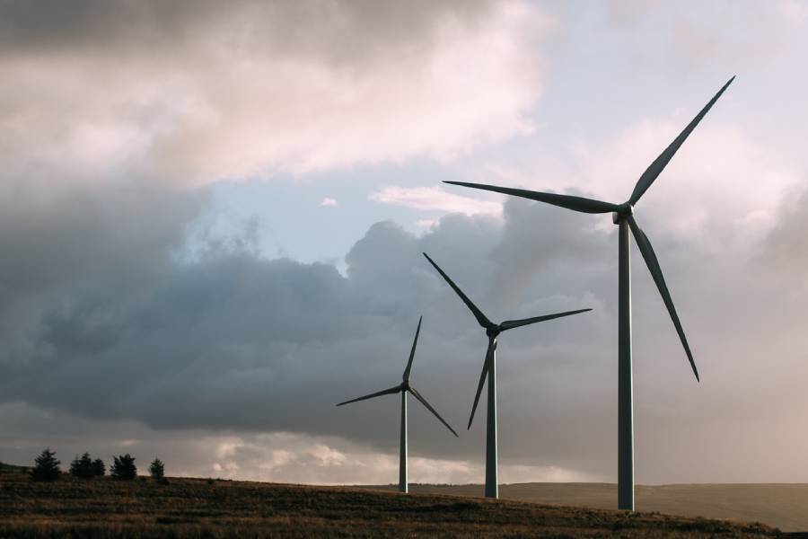 El campus utiliza energía eólica para la mayoría de su consumo energético.