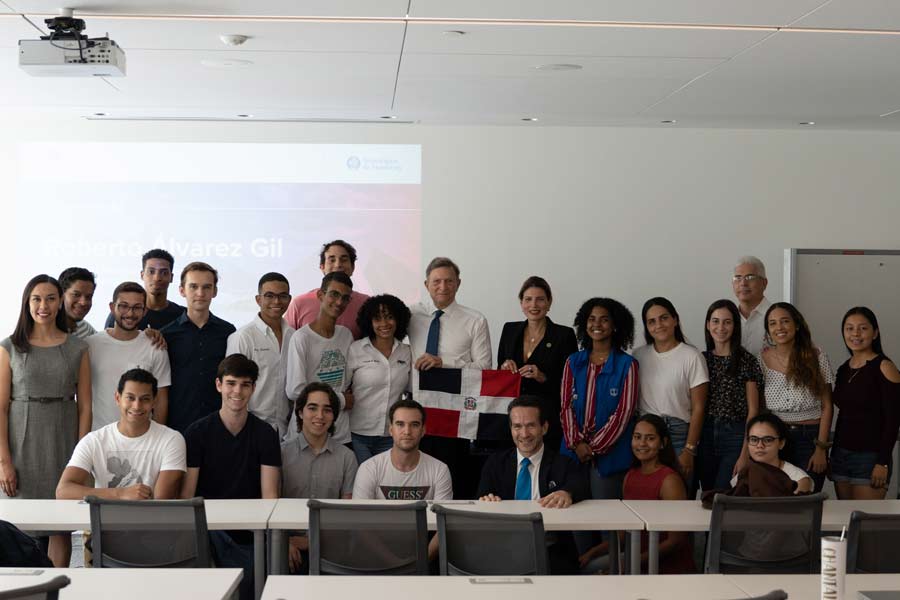 Reunión con alumnos de República Dominicana.