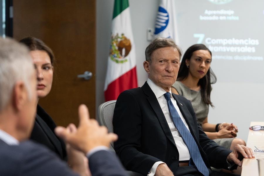 Reunión de trabajo con vicerrectores de la institución.