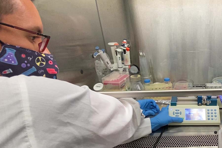 Carlos Ceballos, investigador del Tec de Monterrey, en Laboratorio &Aacute;lvarez-Trujillo. 