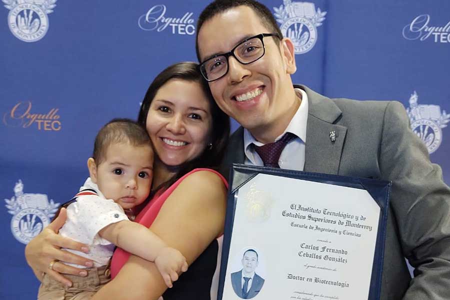 Carlos Ceballos, Edna Bolivar y familia en la f&iacute;rma de t&iacute;tulo del Tec.