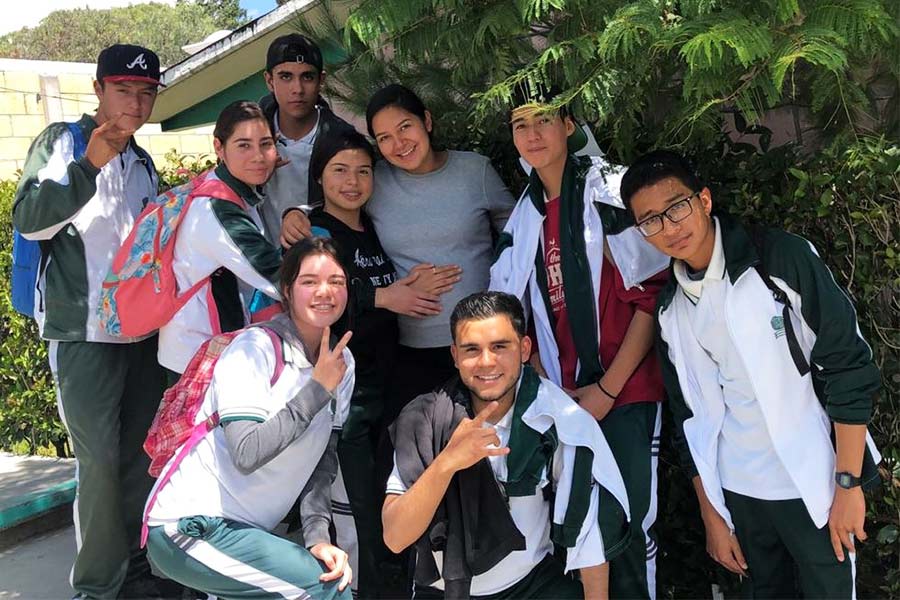 Carlos junto a sus compañeros de preparatoria en el Cobaez 06