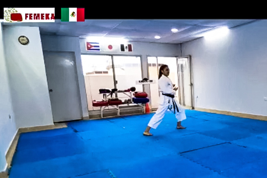 Caro haciendo su kata en el torneo