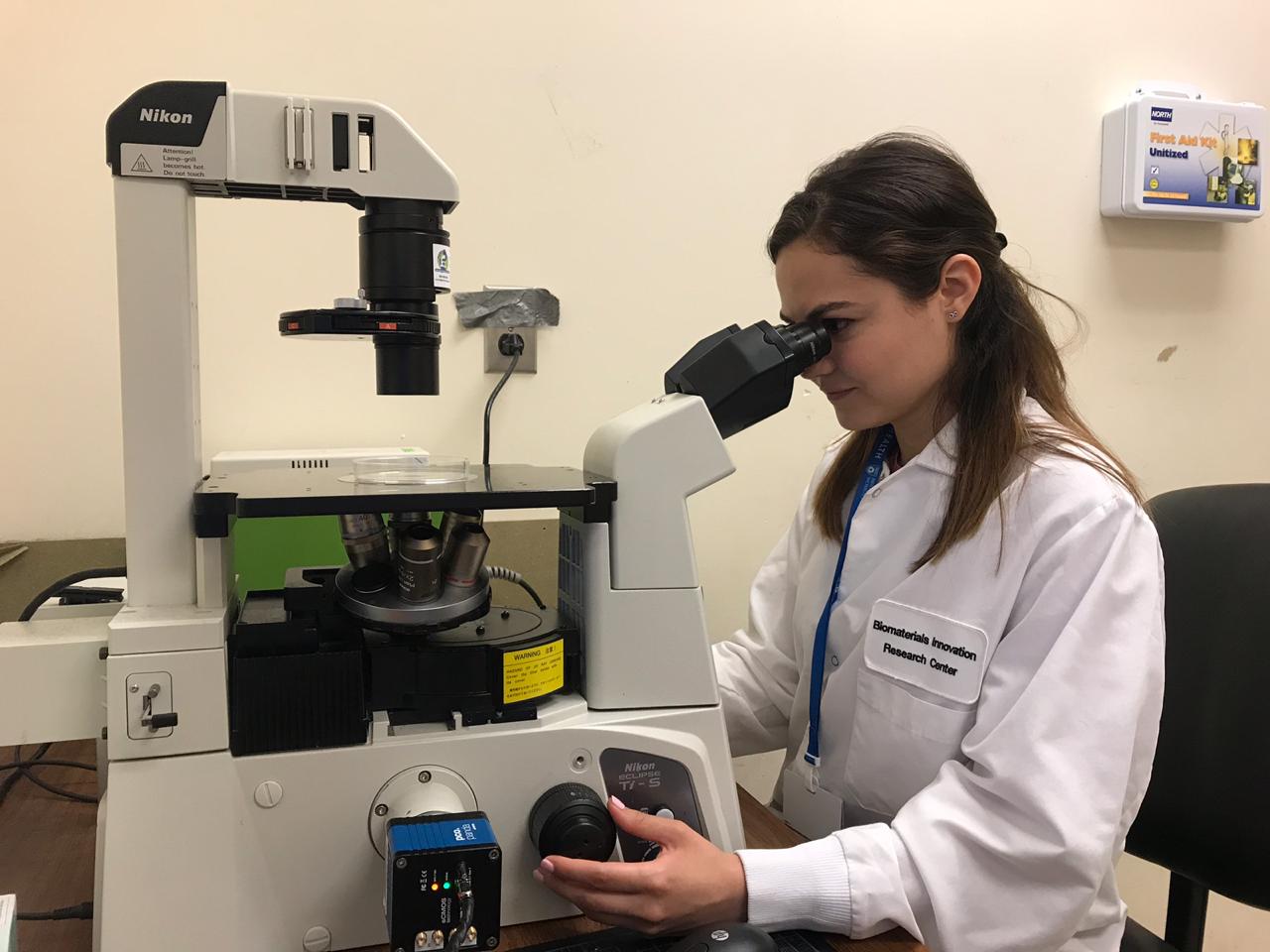 Carolina Parra trabaja como intern en el laboratorio del doctor Zhang.