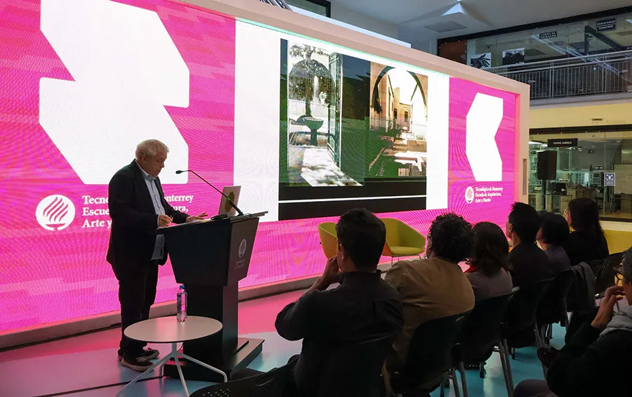 El arquitecto Luis E. Carranza durante su ponencia en el campus Ciudad de M&eacute;xico.