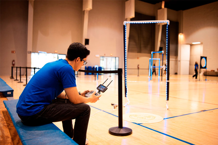 Participan estudiantes en competencia de vuelo de drones en el Tec de Monterrey campus Laguna