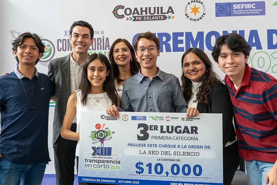 Estudiantes en ceremonia de premiaci&oacute;n de concurso de cortometrajes.