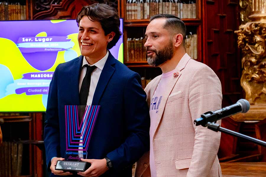 Alumno ganador del 1er. Lugar de Monólogo, categoría Profesional