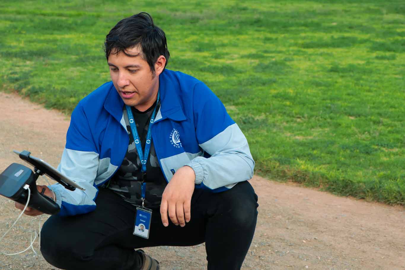 cesar-rodriguez-ensenando-uso-de-drones-en-zacatecas