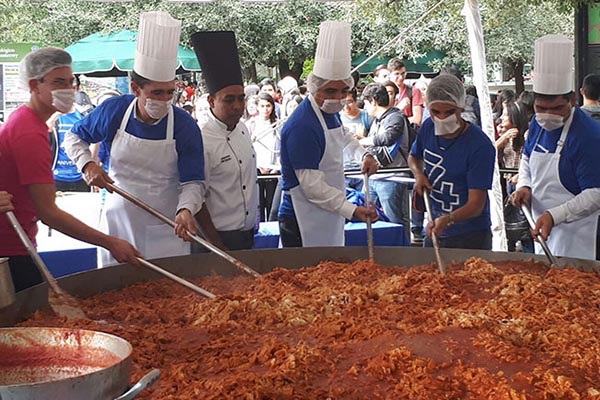 Ceremonia de aniversario del Tec, en donde se comparten chilaquiles