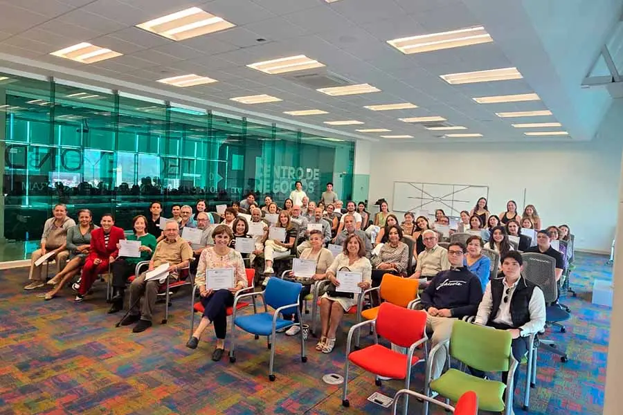 Adultos mayores impactados y estudiantes quienes dieron los talleres