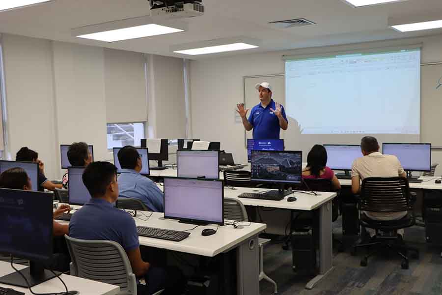 Clase de computación a colaboradores del campus Monterrey.