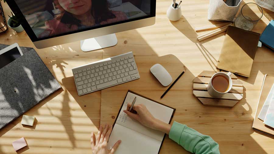 mesa donde alguien toma una clase en linea vista desde arriba