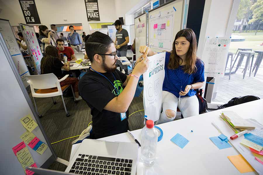 Alumnos en reto de emprendimiento en el Tec de Monterrey