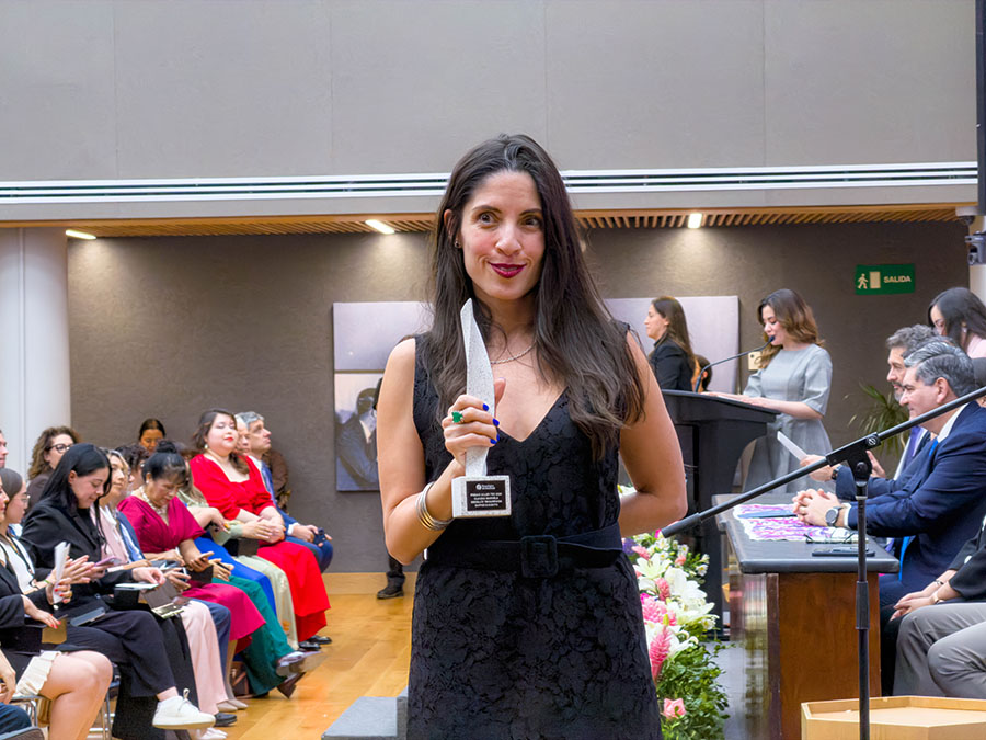 Claudia Medell&iacute;n posando con su reconocimiento