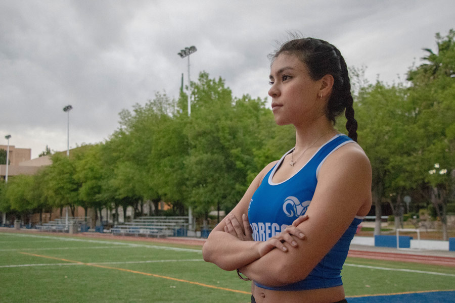 Claudia parada sobre la pista