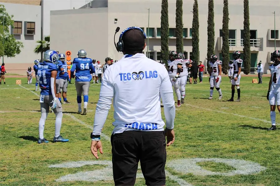 Coach de Borregos Laguna da instruccions a jugadores defensivos