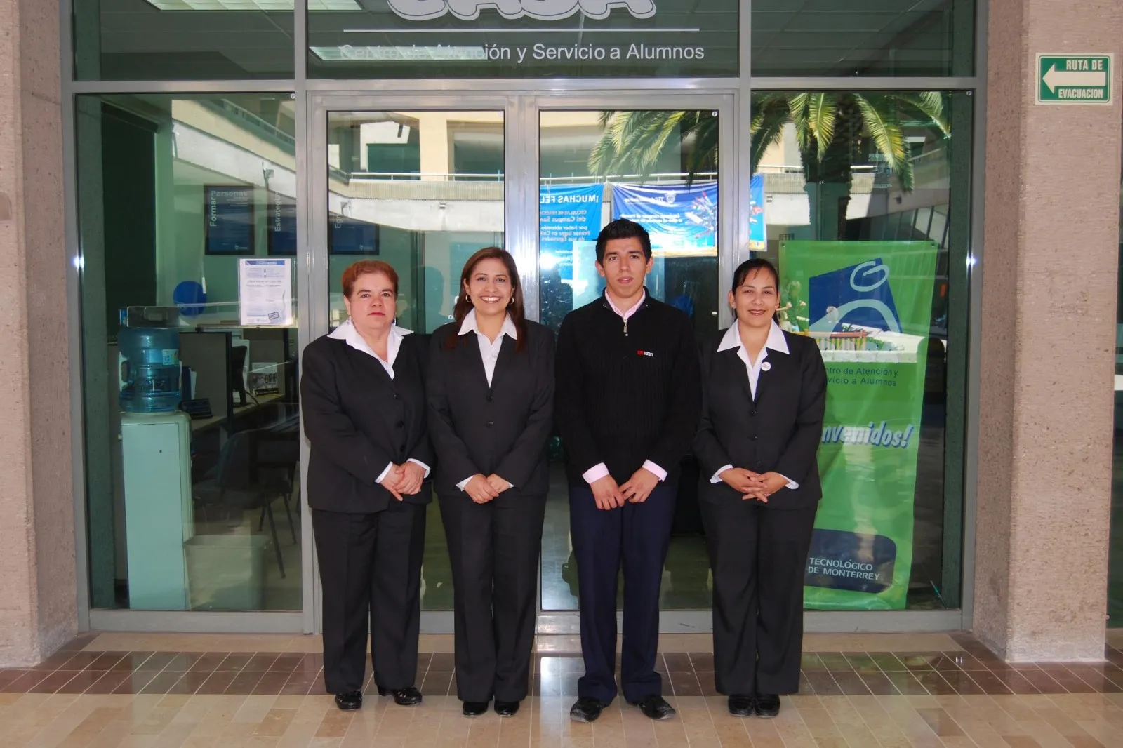Colaboradores Tec frente al Centro de Atención y Servicio a Alumnos