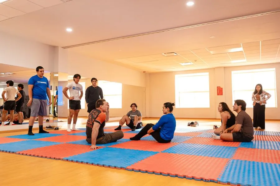 Estudiantes y colaboradores participan en lecci&oacute;n de defensa personal en pro de su bienestar integral en el Tec de Monterrey campus Laguna