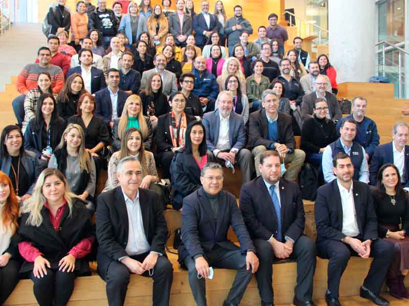 Jorge Valdez en medio de sus colegas de la Escuela de Medicina y Ciencias de la Salud del Tec de Monterrey.