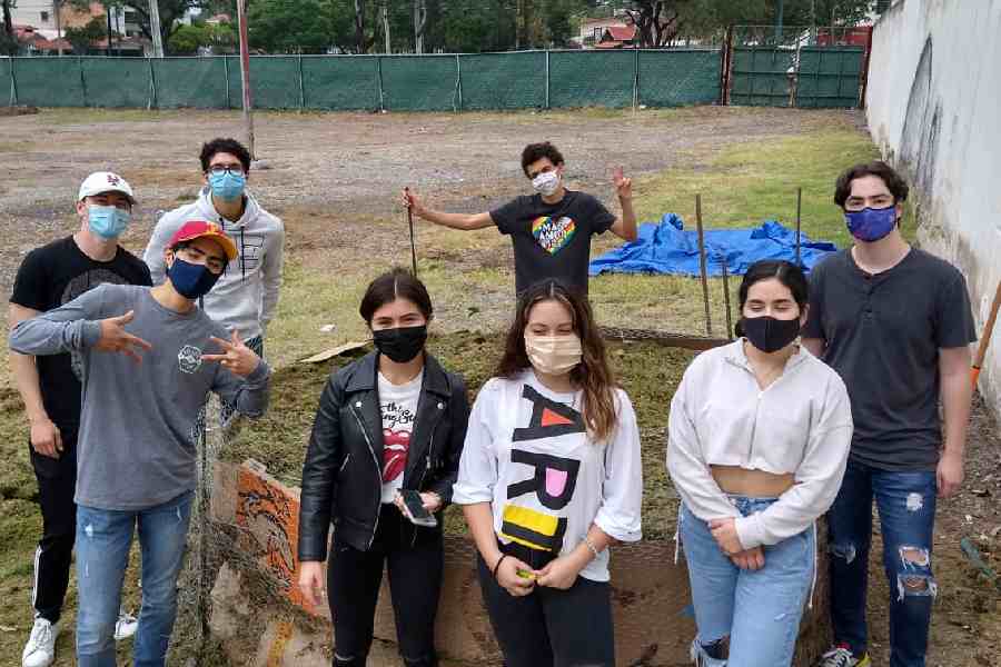 La clase de Ernesto Verduzco, apoyando con la creación de la composta