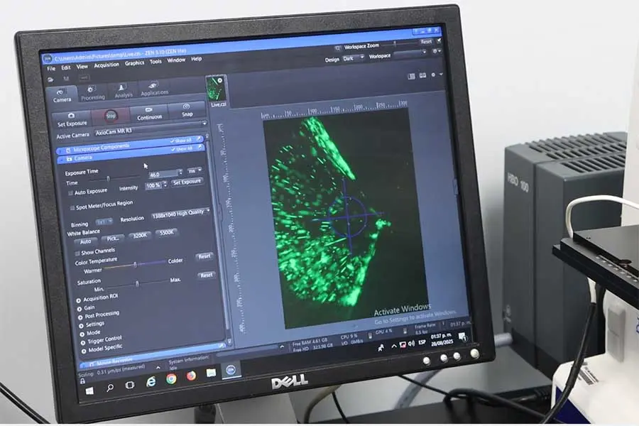 Computadora del Laboratorio de Microfluídica demostrando un procedimiento.
