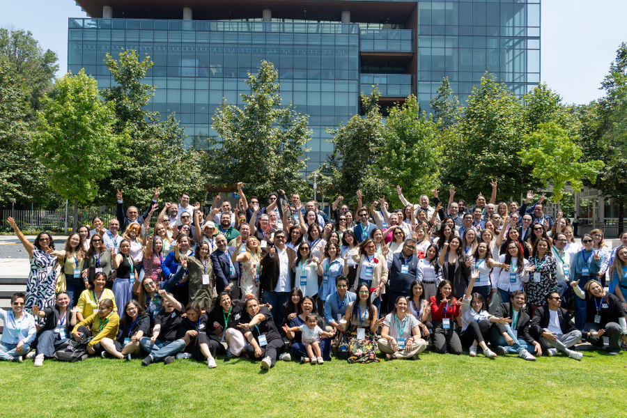 fotograf&iacute;a grupal de egresados EXATEC, profesores y directivos celebrando los 35 a&ntilde;os de la Licenciatura en Mercadotecnia en los jardines del Tec CCM.