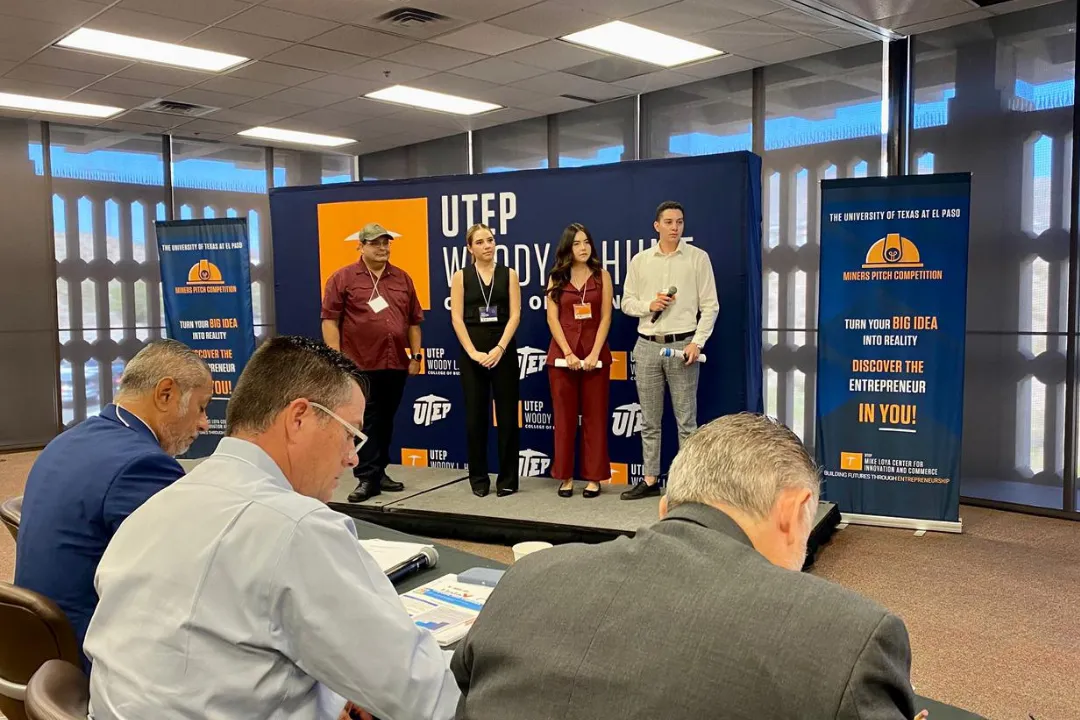 Alumnos presentando su proyecto 