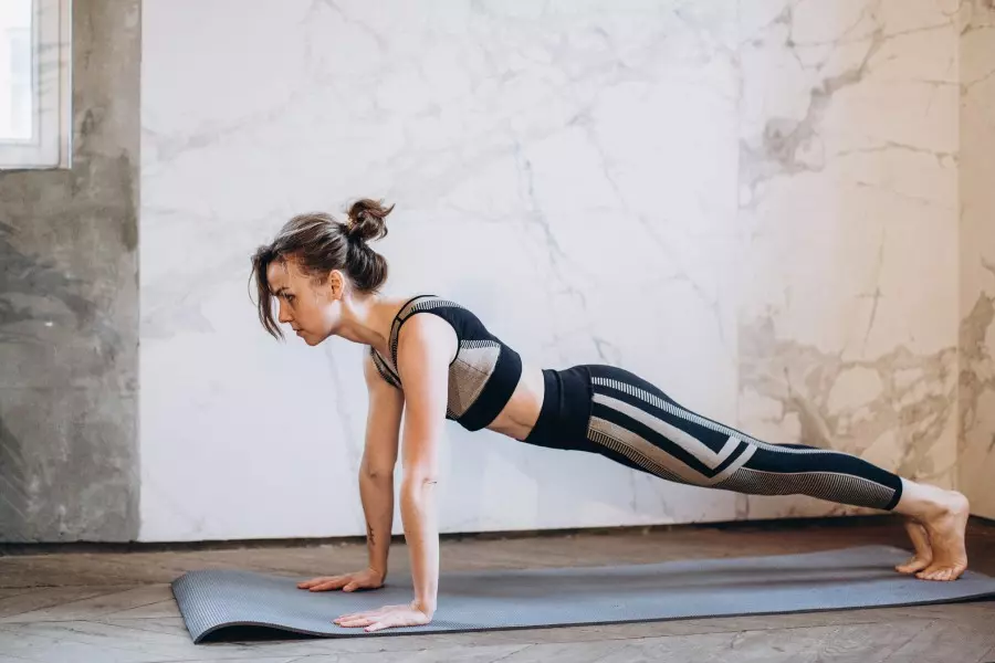 Mujer realiza actividades de yoga