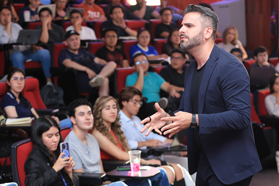Moris Dieck visit&oacute; el Tec campus Estado de M&eacute;xico, donde imparti&oacute; su conferencia: El inicio de tu vida financiera.