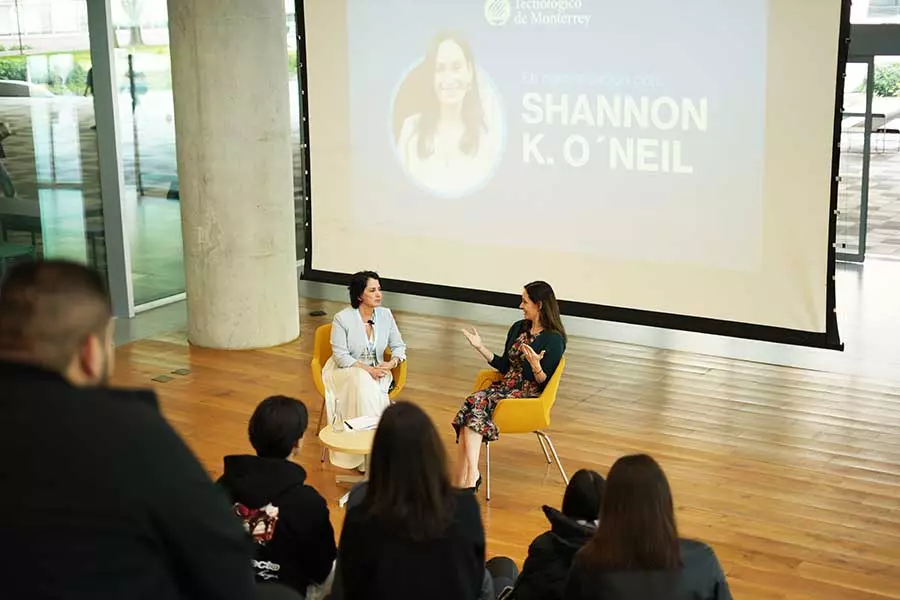 Shannon K. O'Neal imparte una conferencia en el campus Monterrey.