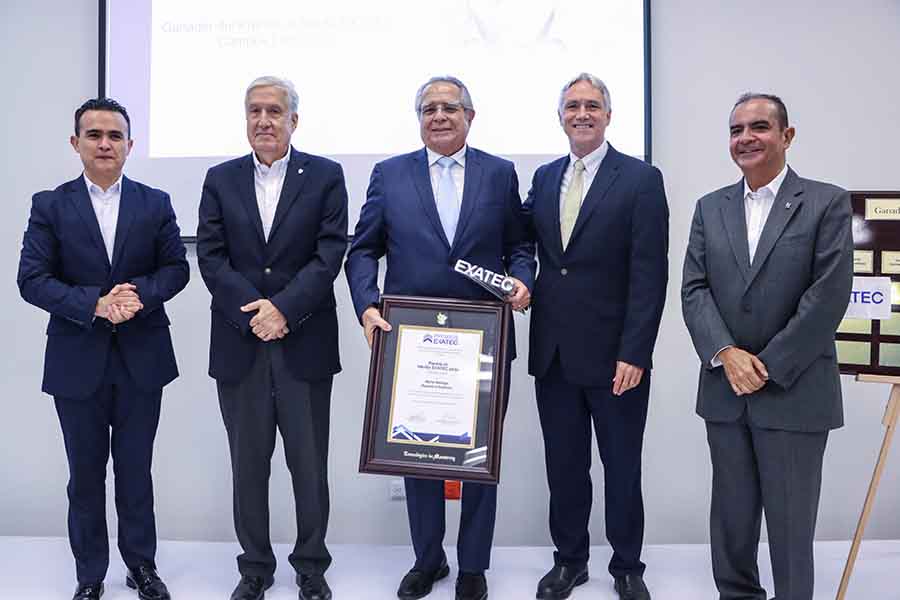 Mario Plasencia recibiendo el Premio al Mérito EXATEC