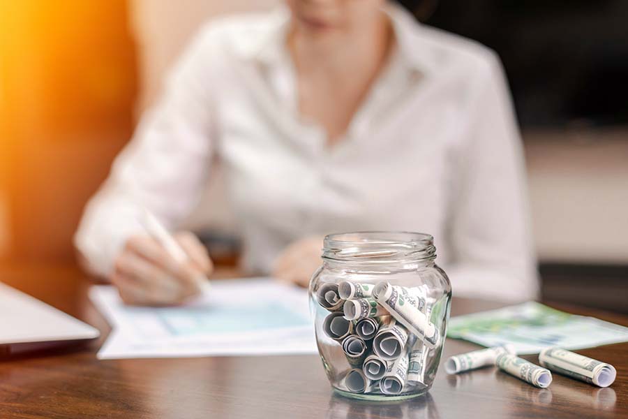 Mujer ahorrando dinero. 